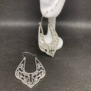 *BOGO Free* Silver dangling earrings